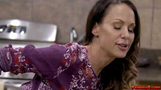 Panas brunette wadon Mckenzie Lee nemu sawetara DNA saka enom kandang jaran lan ndadekake panjenenganipun cumbang