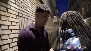 Brunette exhibitionist vokany amin&#039;ny alalan&#039;ny drilled ny horny dude