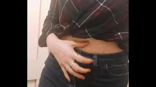 Groot Borste Meisie Sensueel Speel Poesie in die Toilet gedurende die Reis