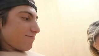 молодой парень получает отличный минет от блондинки-милфы