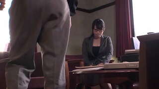 Cute japoniar bulego aingeru bat eskaintzen kolpe lana bere boss aurretik wetting bere pantie eta jasotzeko hugh creampie