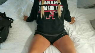 Zelfgemaakte blonde vrouw rijdt op een pik