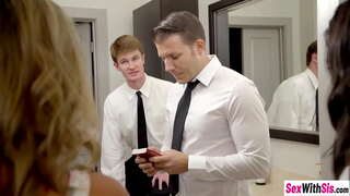 Sexy taiohi Ms Faris, me te Whitney Wright koa hardcore threesom sex i muri i ratou i te ngote dick