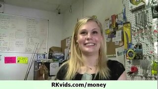 Топла тинејџерски девојка нека се ебе за парични 10