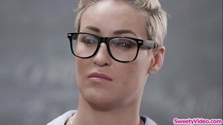 Tiener babe eten van haar instructeurs kut na de lessen