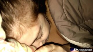 Jis prabudau savo įdukros čiulpti gaidys, ir jis negali skųstis.