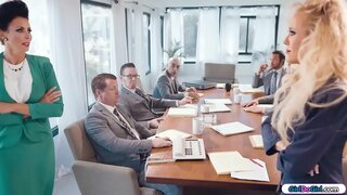 Большегрудые милфы бизнесвумен соревнуются во время совещания. Остальные бизнесмены как можно быстрее уходят. Наконец, милфы остаются наедине и начинают целоваться и лизать друг друга.