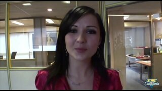 Μικρή μελαχρινή προσφέρει τον κώλο της με ευχαρίστηση