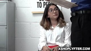 Callie fik taget hårdt på toppen af kontor bord