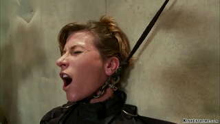 Прывязаную рабыню милфу брунэтка Арыэль X прыціскаюць да асветленым стала, а затым прыкоўваюць ланцугом і трахать ў анал дилдо на палачцы ў руках майстра Арланда